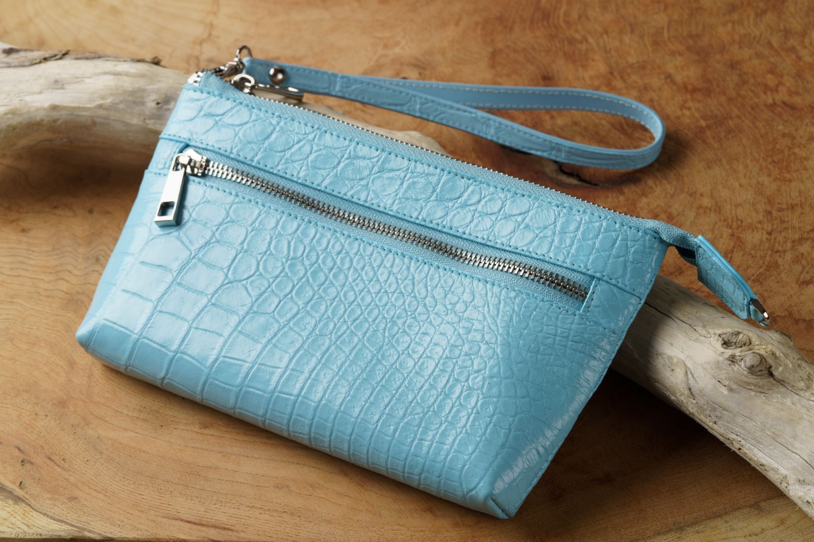 爽やかな水色が輝く クロコダイル4 WAYクラッチ リストレットにもショルダーにもなる多機能 ムバッグ