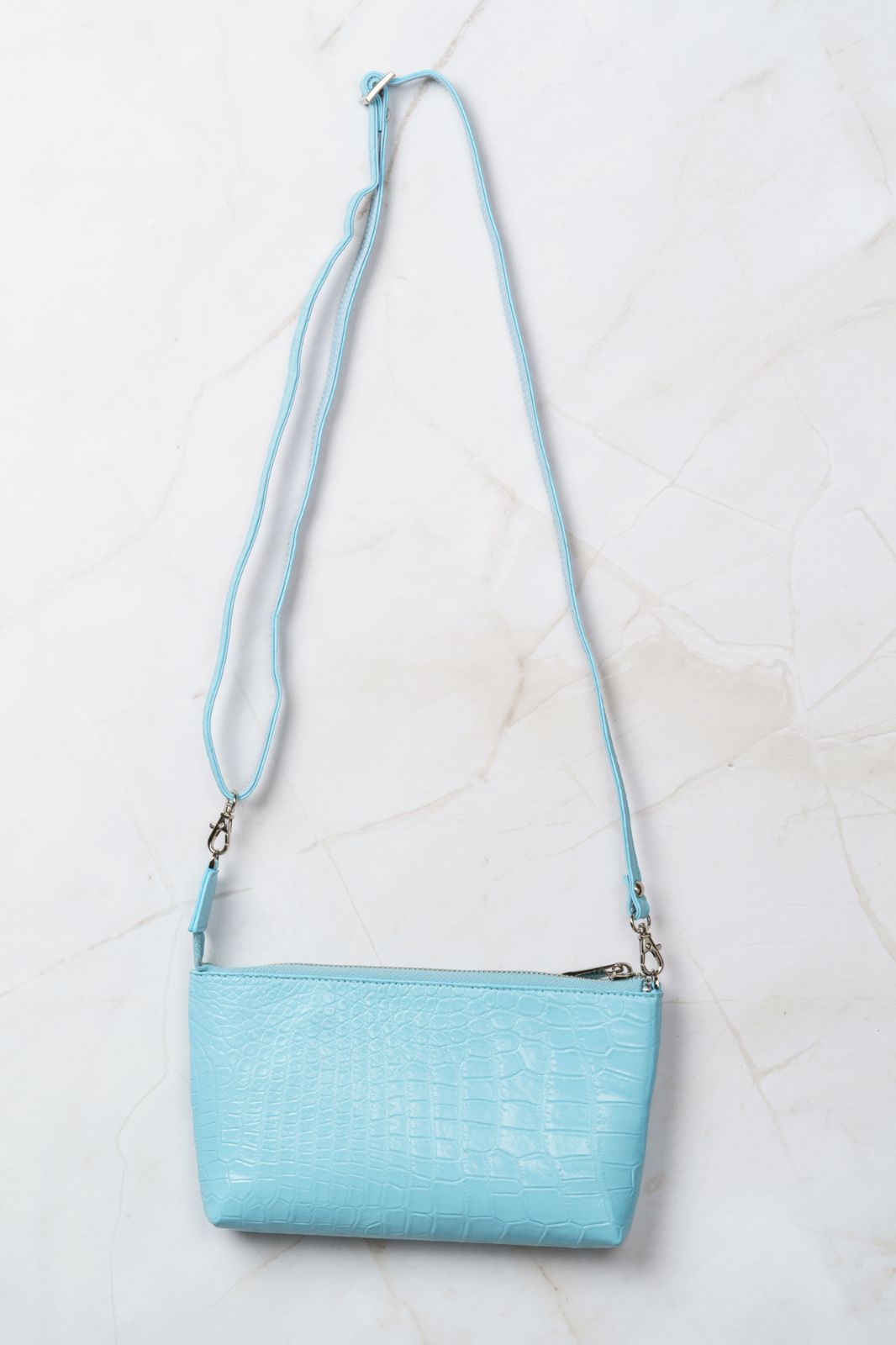 爽やかな水色が輝く