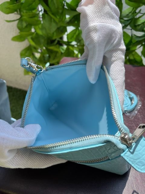 爽やかな水色が輝く