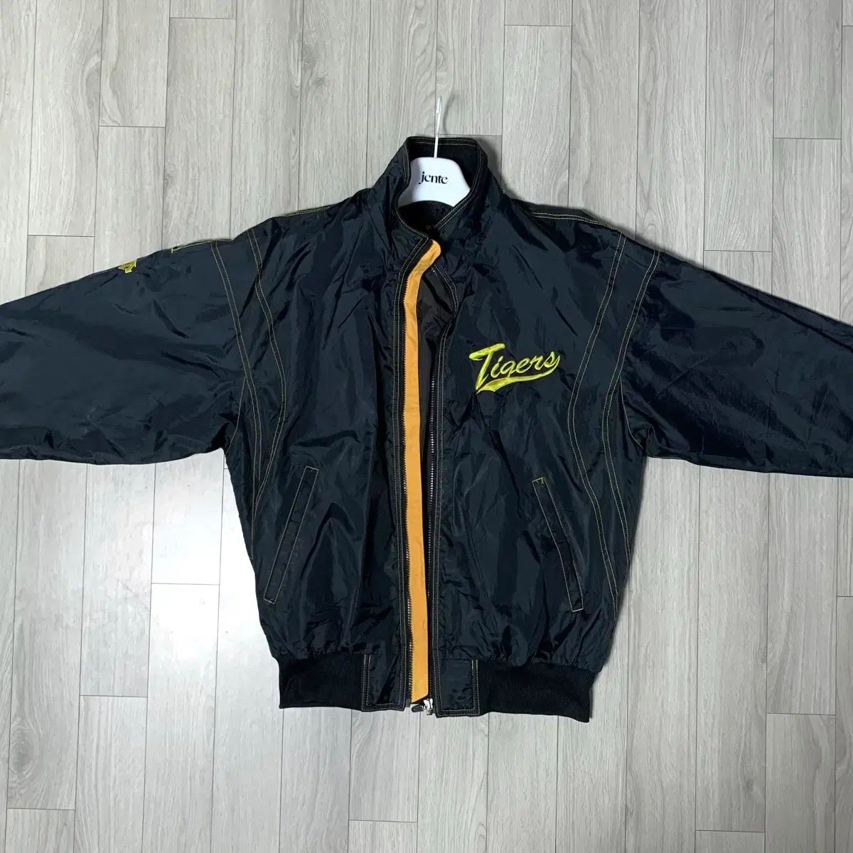 【プロ野球】阪神タイガース　ナイロンジャケット　デサント　Oサイズ　黒 プロ野球】阪神タイガース ナイロンジャケット デサント Oサイズ 黒