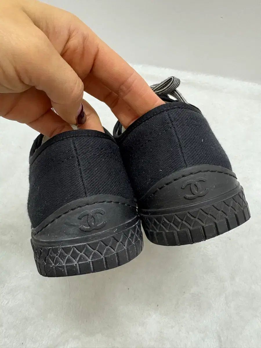 ブラック スニーカー