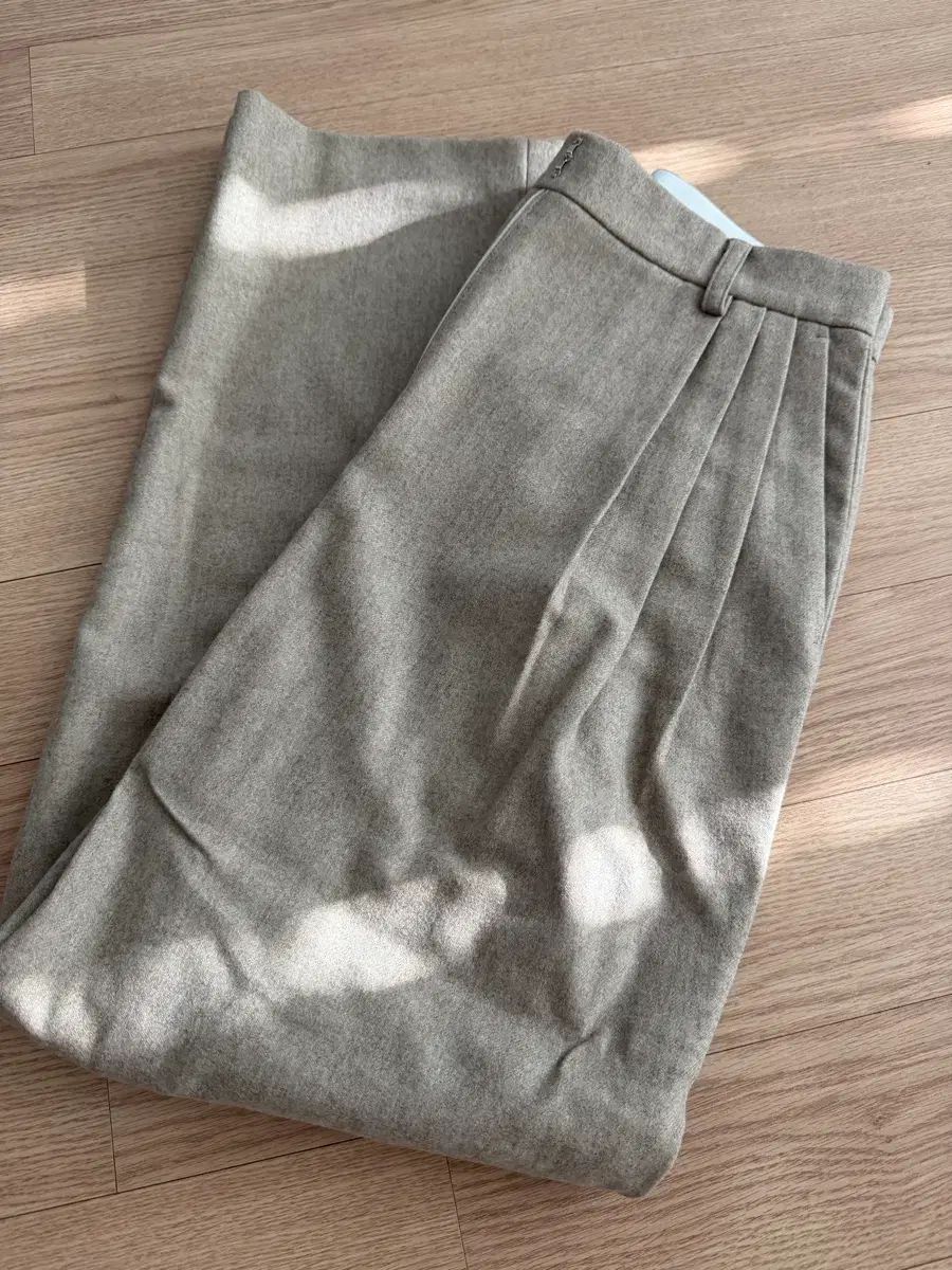  ムンダル ピンタック ウール スラックス フォグ ベージュ ミディアム スラックス パンツ