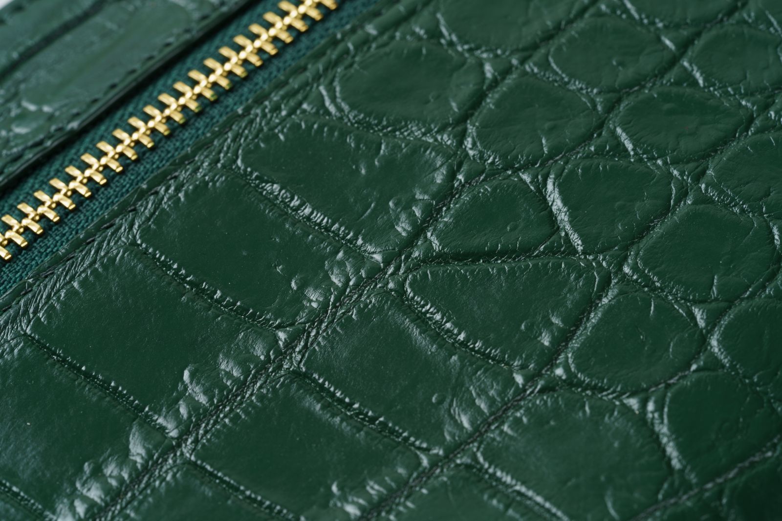 クロコダイル2 WAYバッグ｜財布兼用ポーチとしても使える上質レザーアイテム