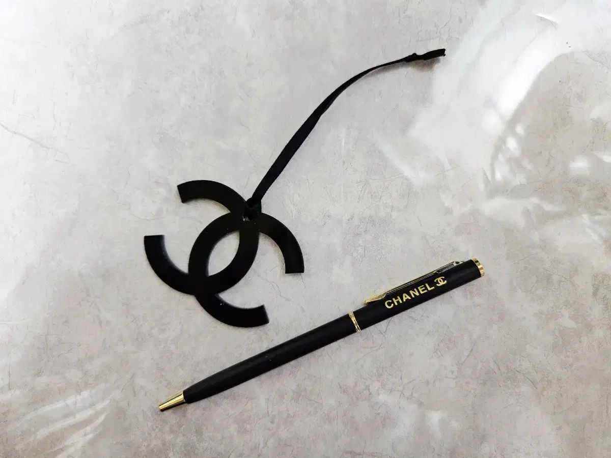 シャネル日本 22年 ボールペン＆キーホルダー チャーム セットで