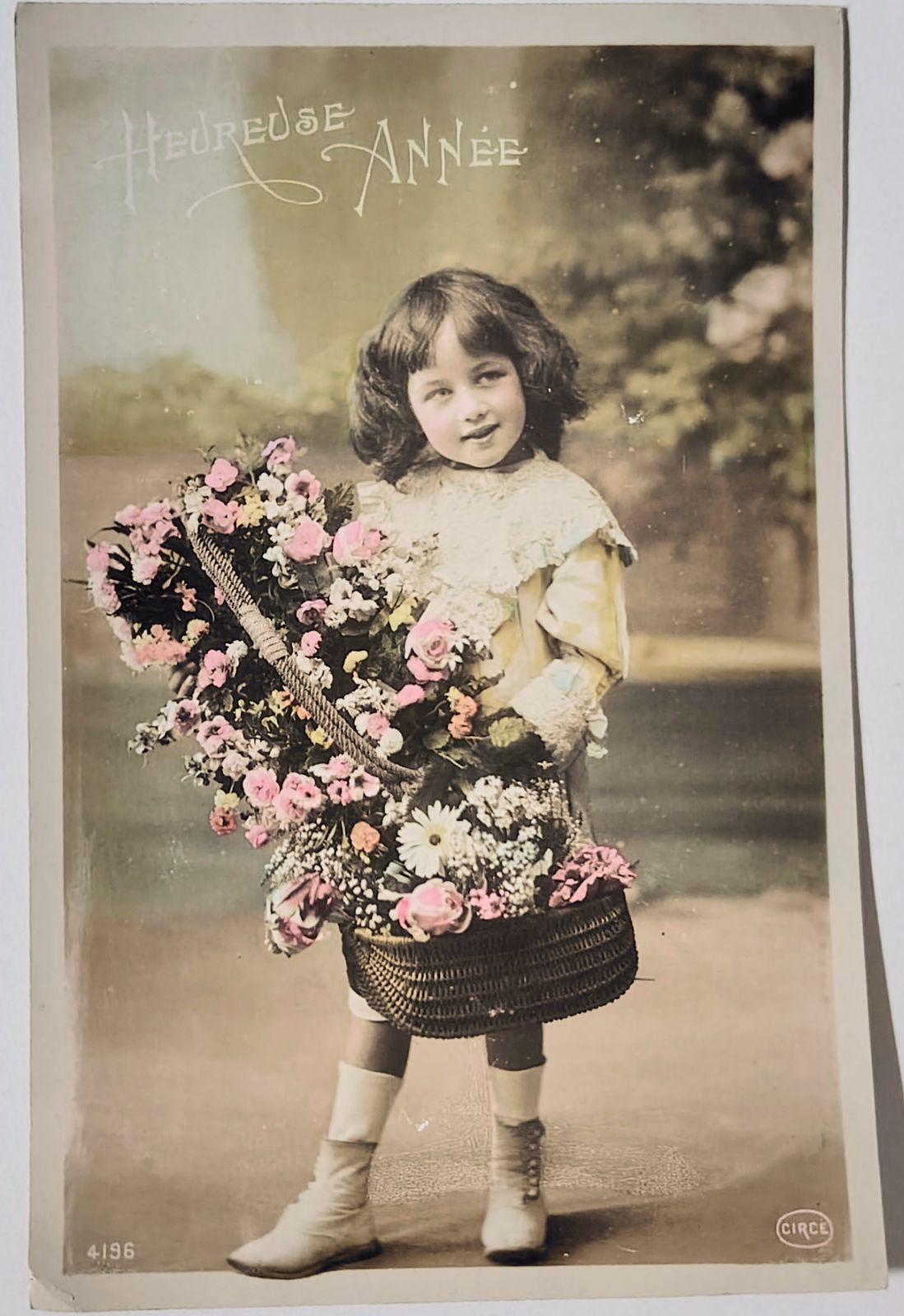 花籠の祝福 ― 幸せを抱く少女のHeureuse Année フランス ヴィンテージ