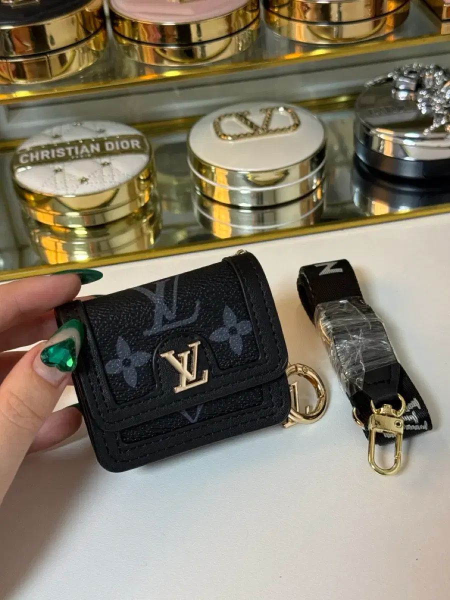 Louis Vuitton ルイヴィトン エアーポッズ キーホルダー キーリング クロス紐含む