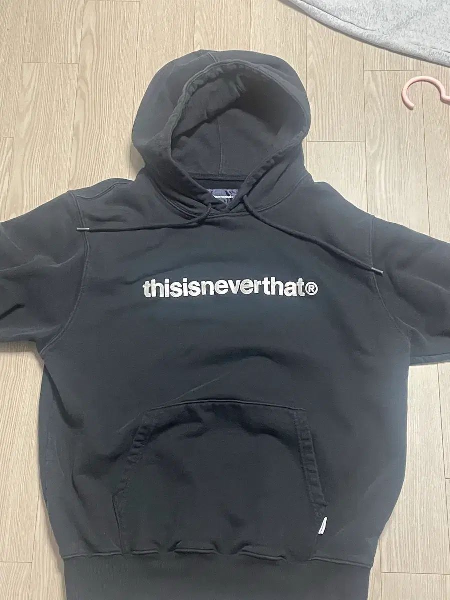 thisisneverthat ブラック パーカー L thisisneverthat パーカー ブラック フロントにロゴプリントが Lサイズ