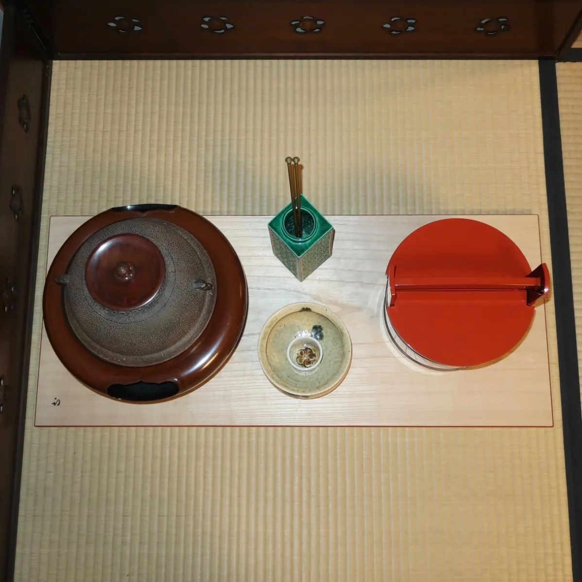 茶道具】一瀬小兵衛 即中斎好 面朱桐木地長板 風炉用 尋牛斎在判 表