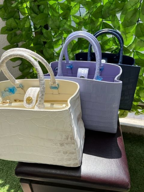 ラベンダーの優雅な波動とクロコダイルの存在感が輝く 気品と女性らしさを纏う2