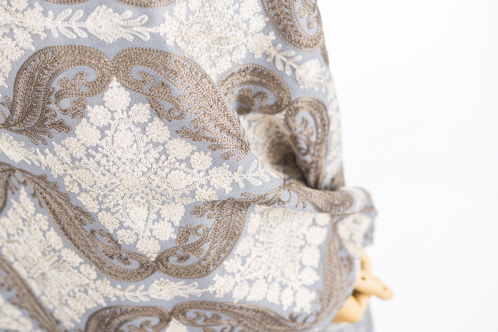 ウール100％大判ショール カシミール刺繍