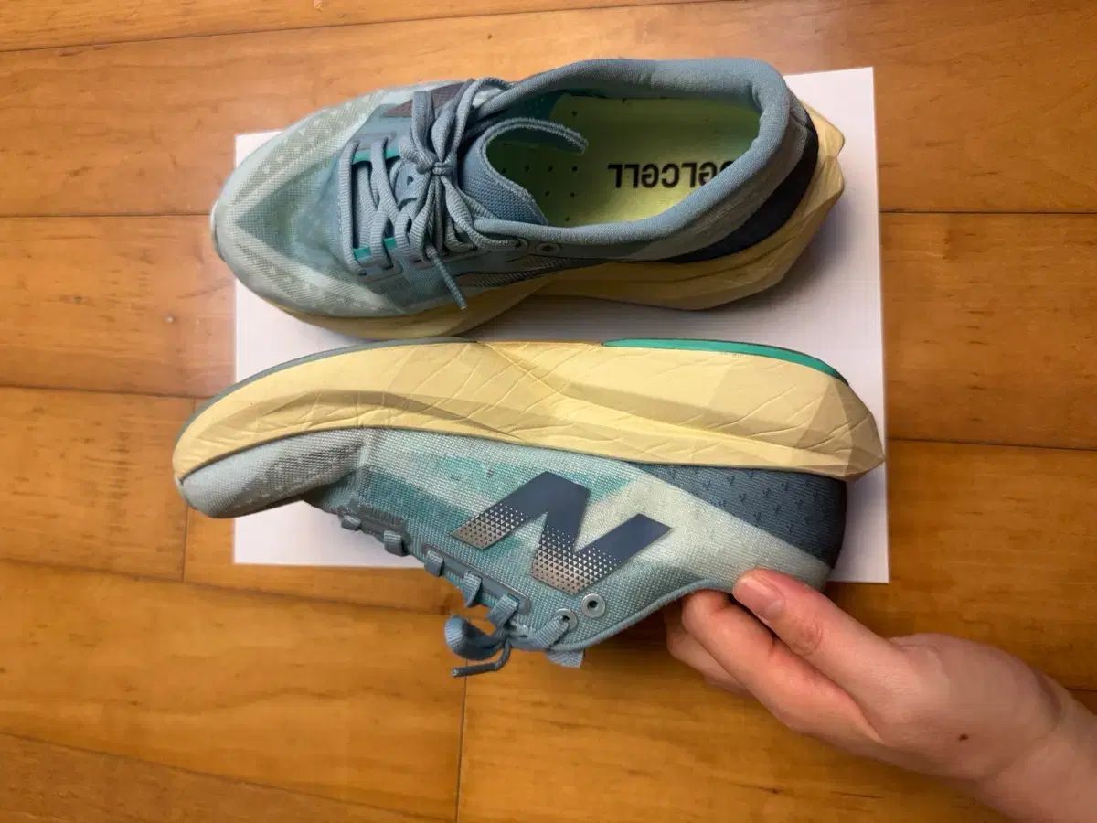 ニュー ンス フューエルセル レベル 235 mm ランニングシューズ