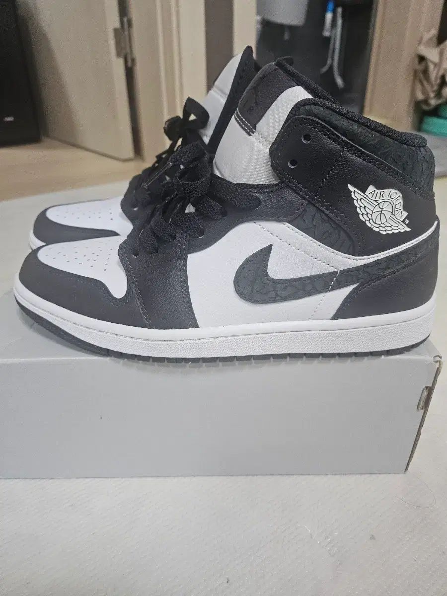 ナイキ ジョーダン1 ミッド ノワール 白 ブラック 255