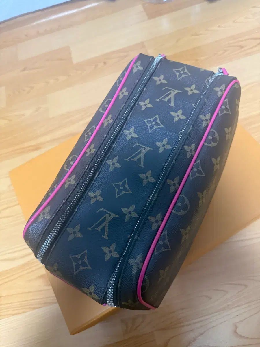 Louis Vuitton ルイヴィトン モノグラム 돕キット KIT ポーチ ピンク パイピング