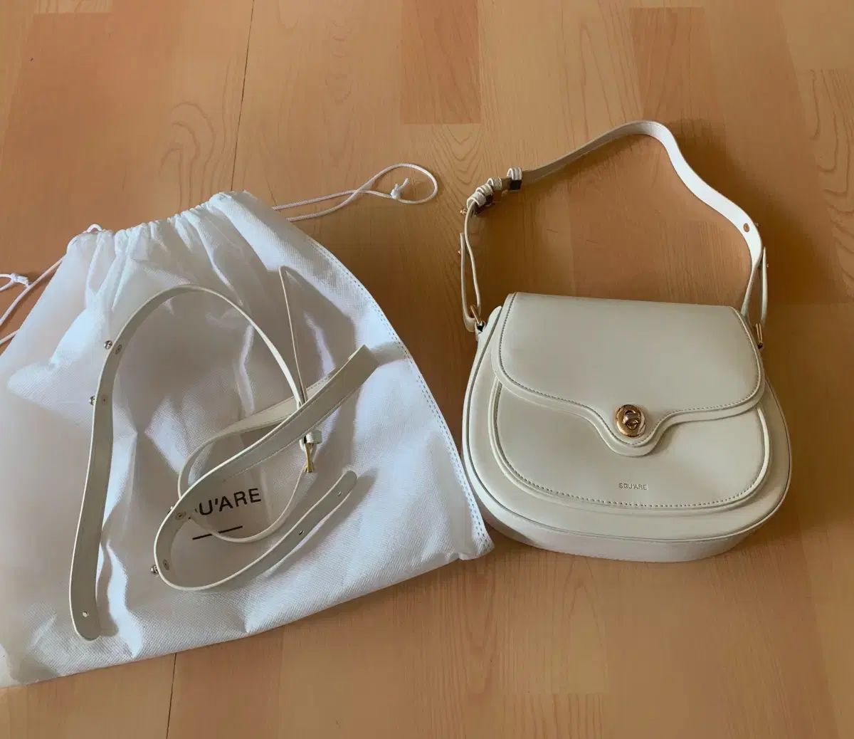 スクエアラインアイボリーショルダーバッグ