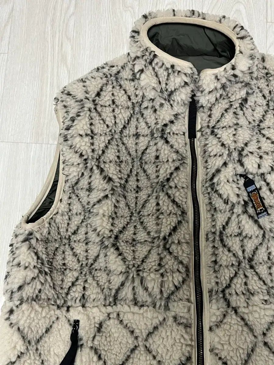 4 キャピタル刺し子ボア フリース リバーシブル ベスト キナリ