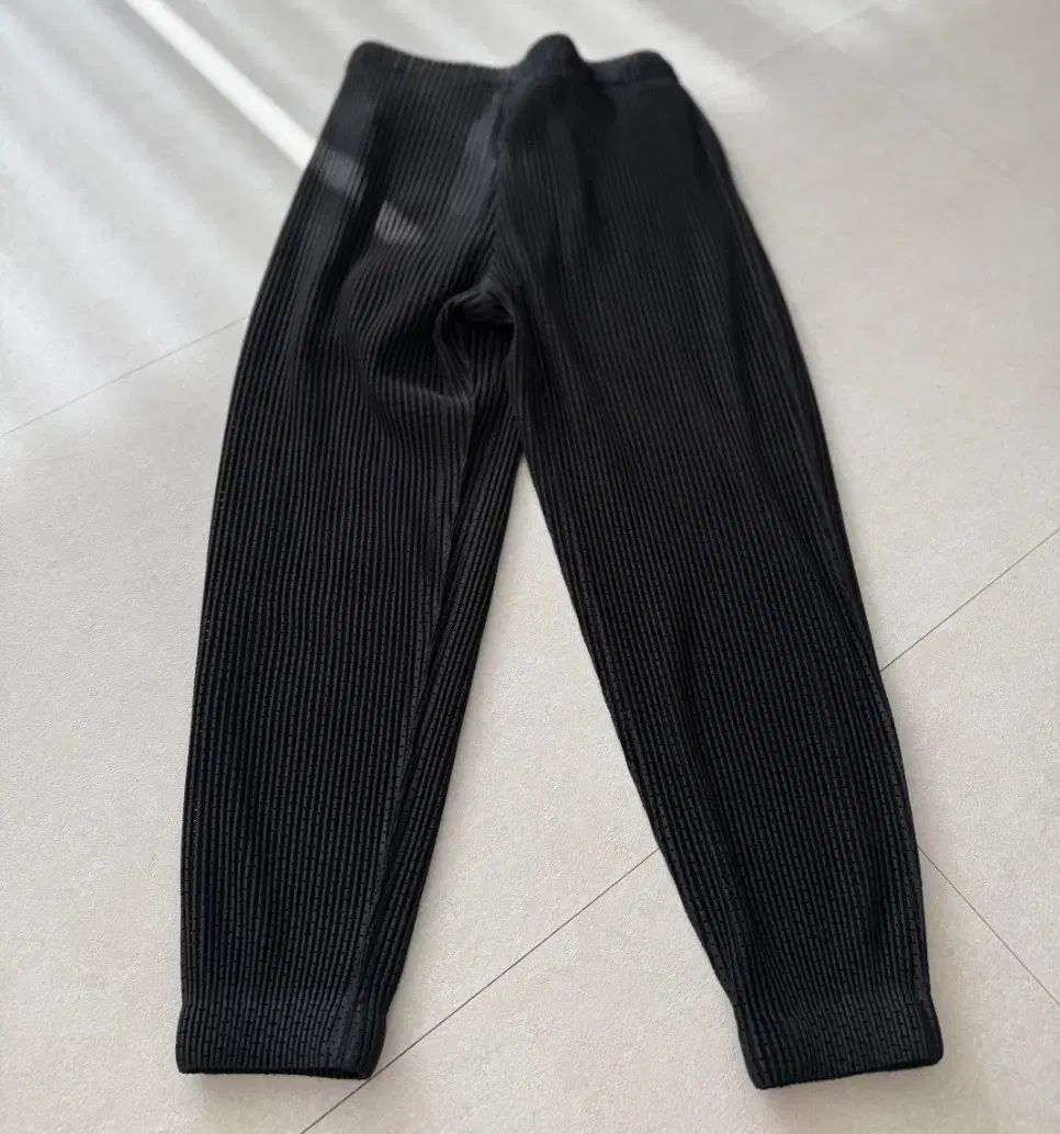 HOMME PLISSÉ オムプリッセ エンブロイダリー メッシュ ジョガーパンツ