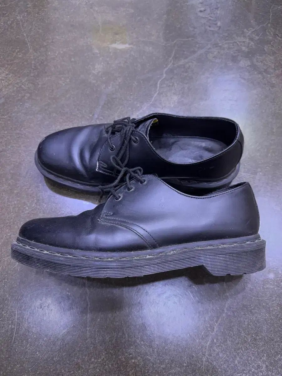 DR MARTENS