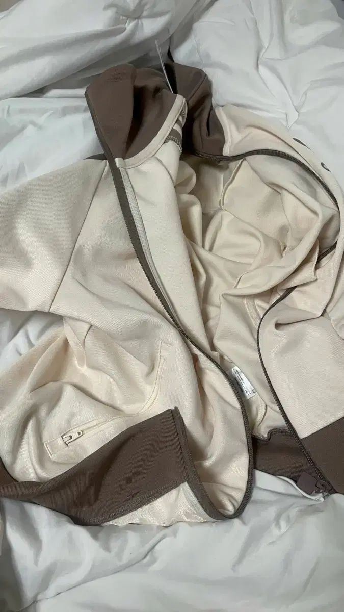 バイ アイボリー ブラウン フードジップアップ