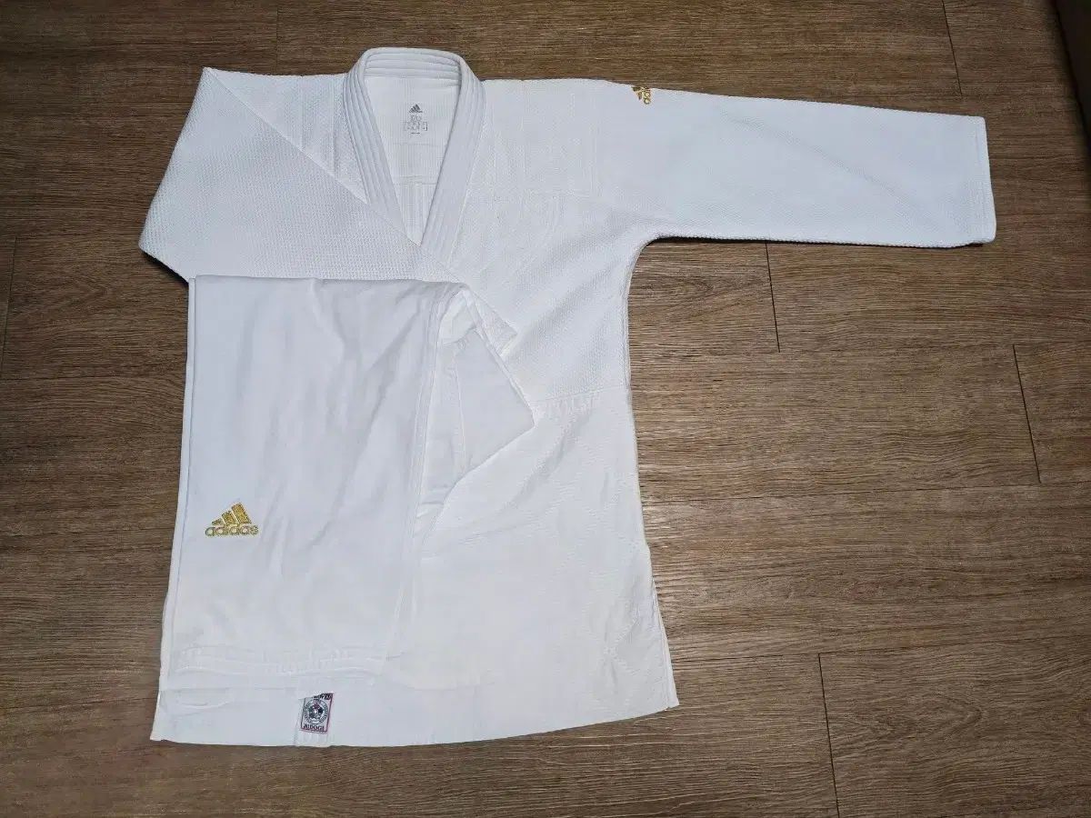 アディダス 白 ゴールド モデル 柔道着