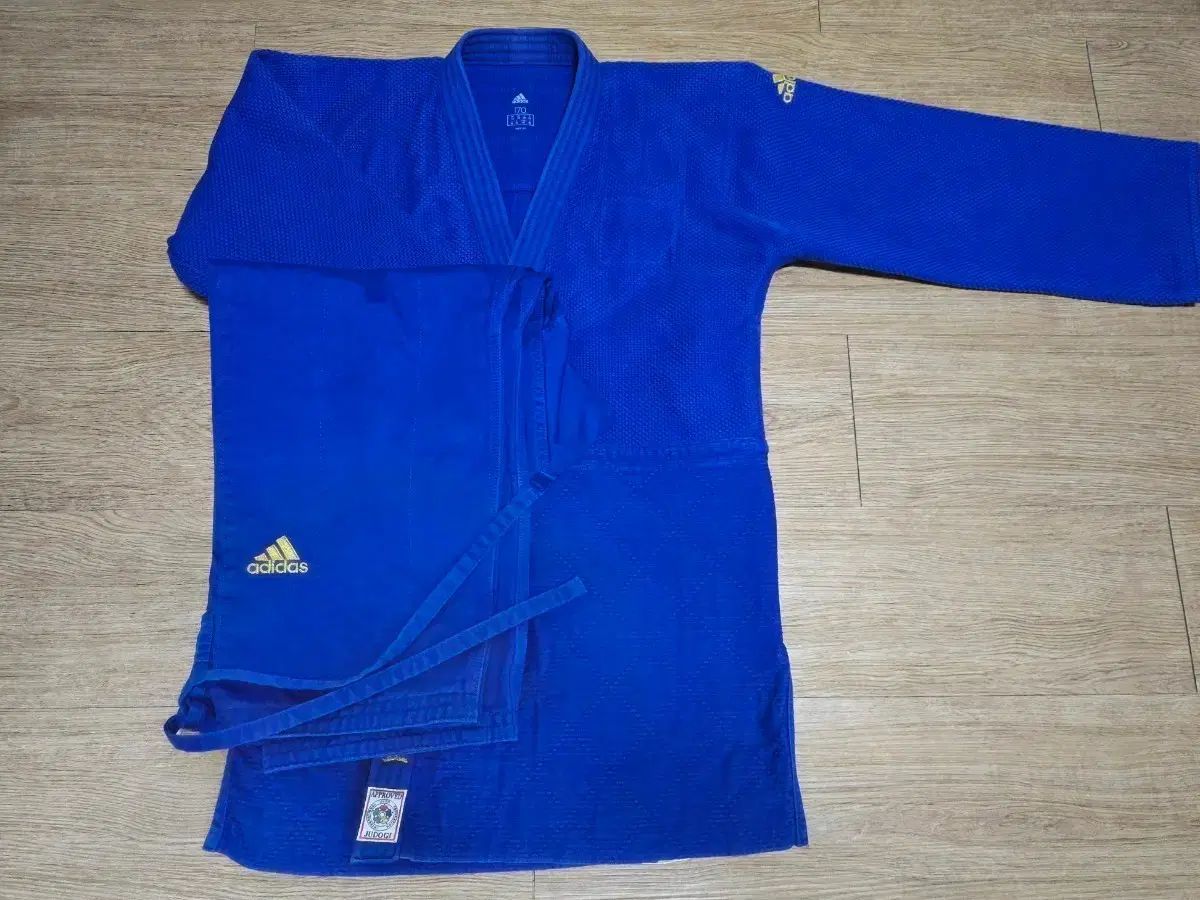 アディダス デニム色 ゴールド モデル 柔道着