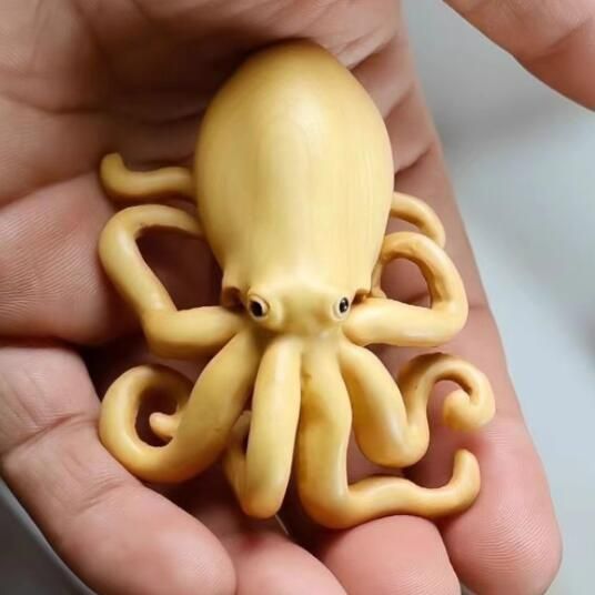 大人気 新入荷彫刻小葉黄楊木製の置物 立体的なタコの木彫 彫刻工芸