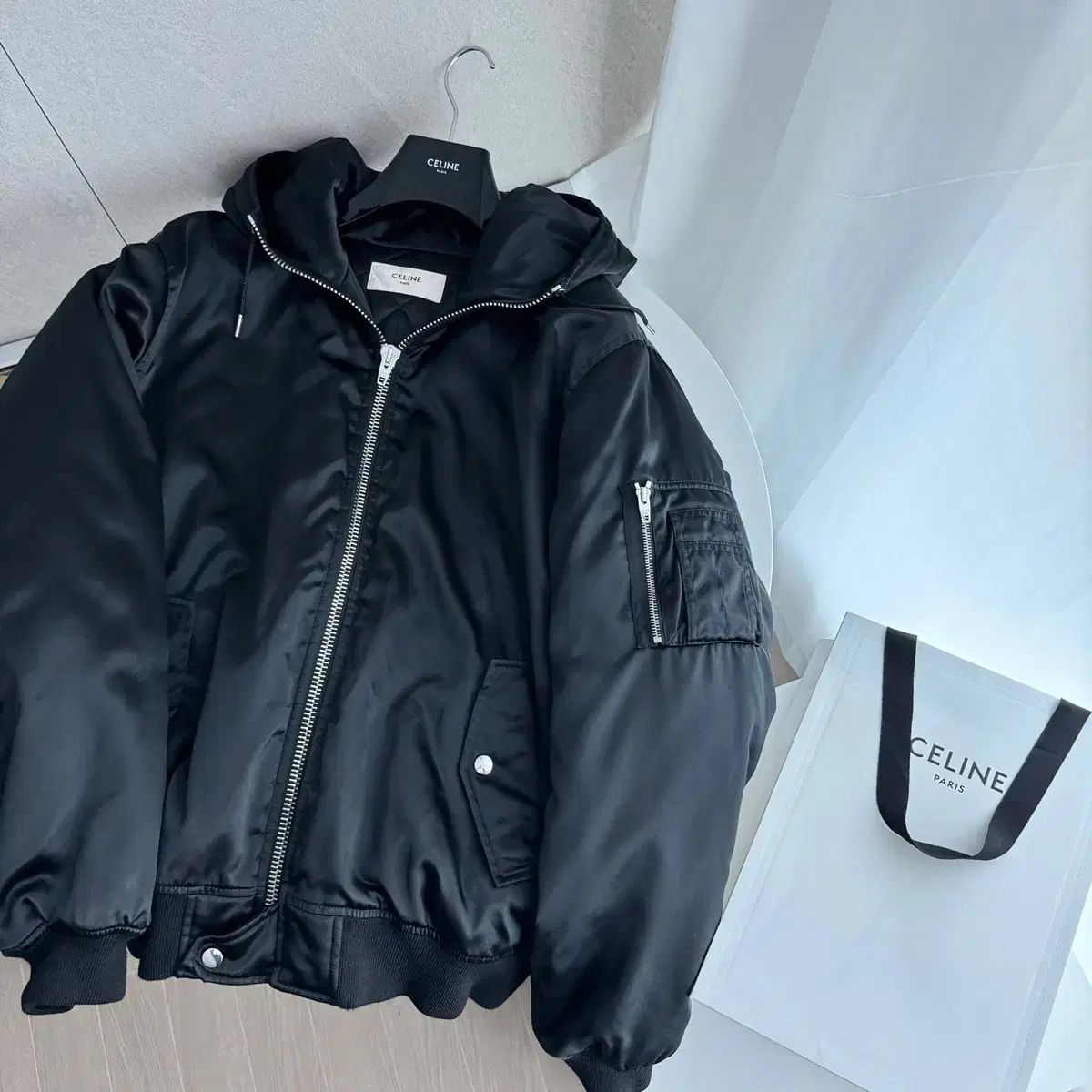 46) 24FW セリーヌ バックロゴ WHO フード ブルゾン サテン ブラック