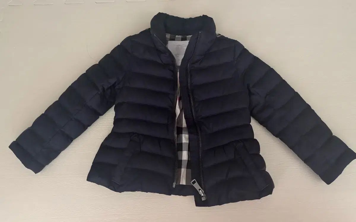 バーバリー ネイビー 軽量 ダウン 4 y