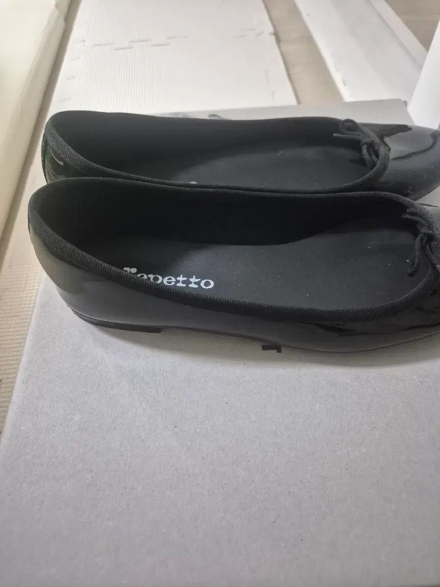 レペット ブラック パテント フラット シューズ