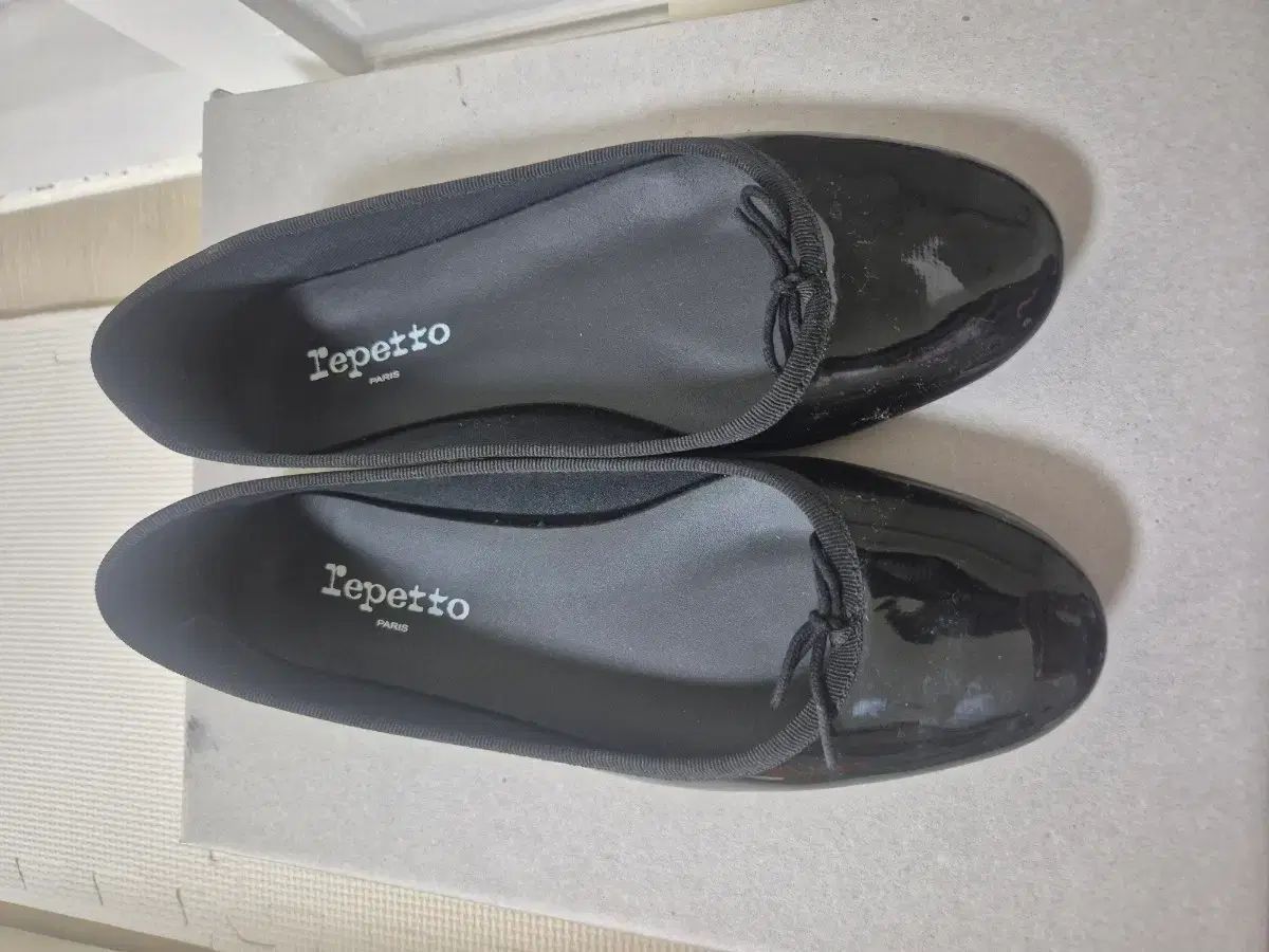 レペット ブラック パテント フラット シューズ