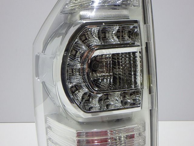 ヴォクシー トヨタ 後期 左 テールランプ ZRR70⁄75 前期 28-220 70系