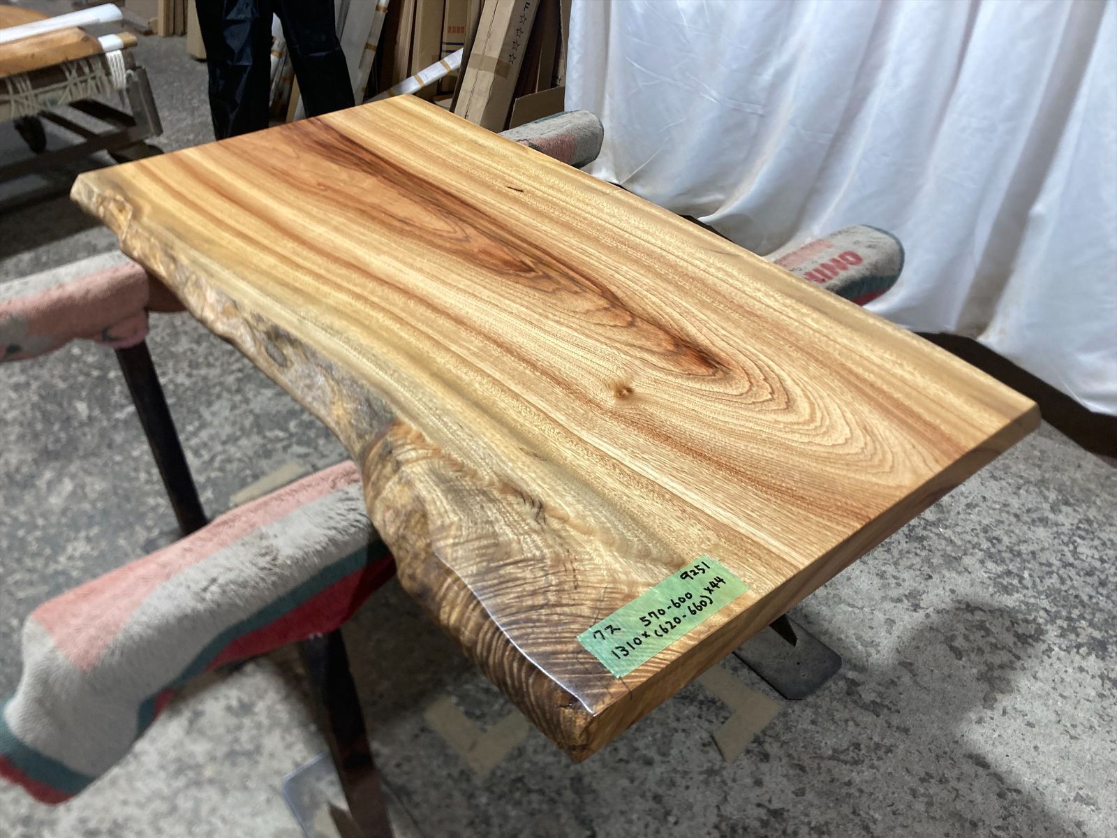 クス9251 楠 一枚板無垢材 1310x570-600x44mm ダイニングテーブル ロー