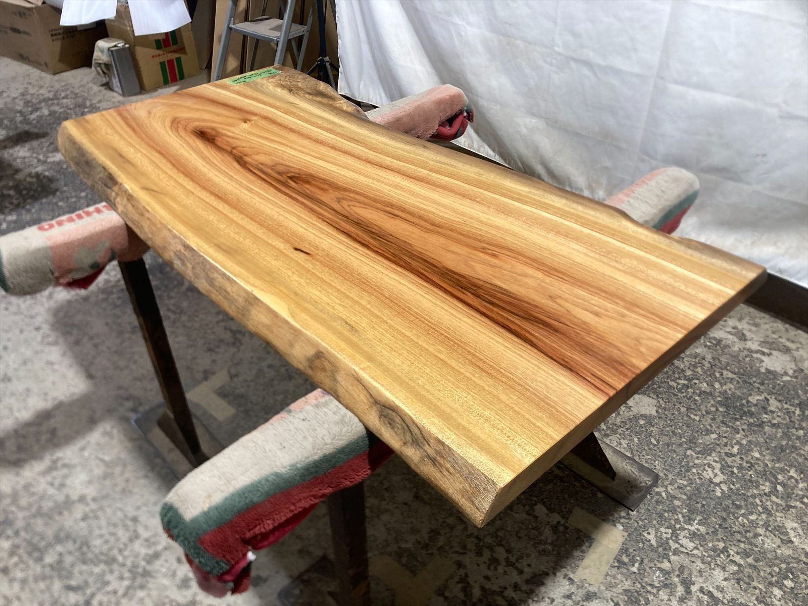 クス9251 楠 一枚板無垢材 1310x570-600x44mm ダイニングテーブル ロー