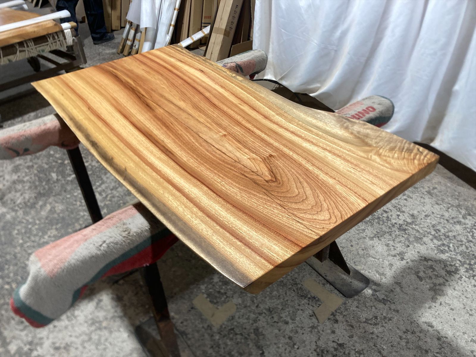 クス9251 楠 一枚板無垢材 1310x570-600x44mm ダイニングテーブル ロー