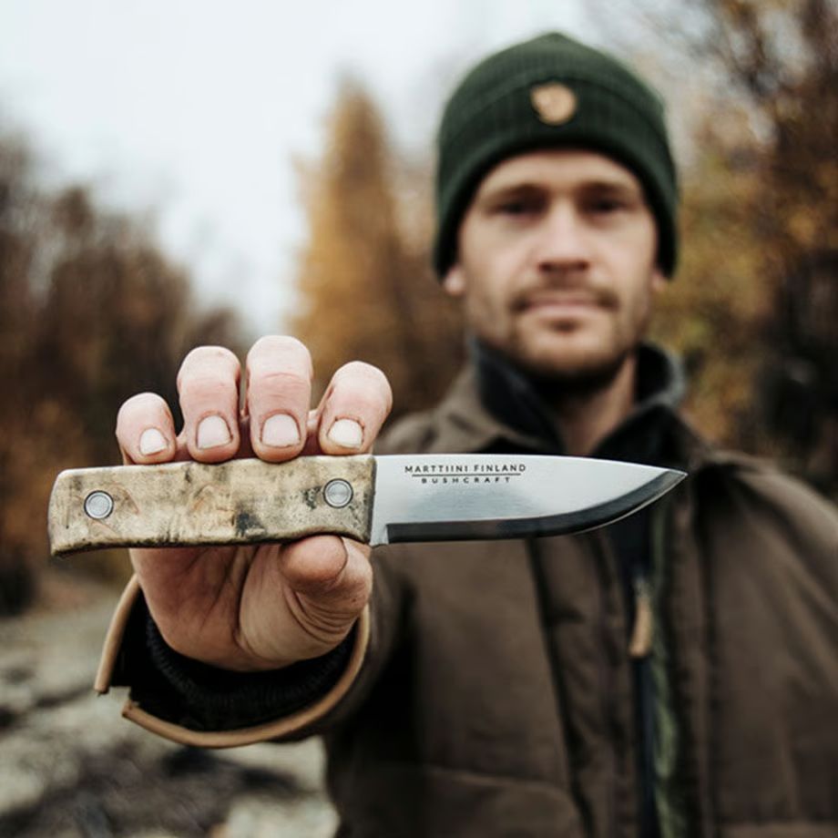  アウトレット Marttiini ナイフ TUNDRA GR 352015 フルタング ブッシュクラフト キャンプ用品 刃 11cm ステンレス 黒 本革シース付 レザー ケース スリーブ サバイバル ツンドラGR フィンランド カーリーバーチ 北欧 皿 ナイフ ツール アウトドア