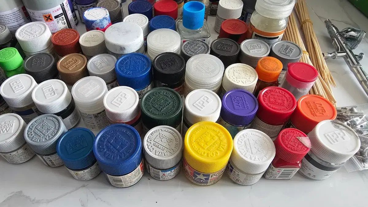 無洗浄エアブラシとディスパイア塗料6種とビートルバグコンプとロック