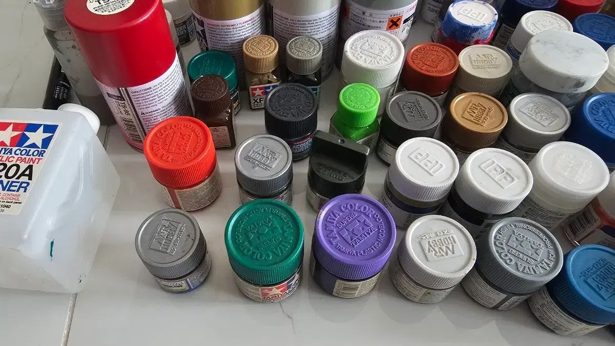 無洗浄エアブラシとディスパイア塗料6種とビートルバグコンプとロック