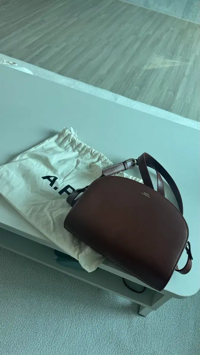 A.P.C. アーペーセー ハーフムーン ブラウン バッグ