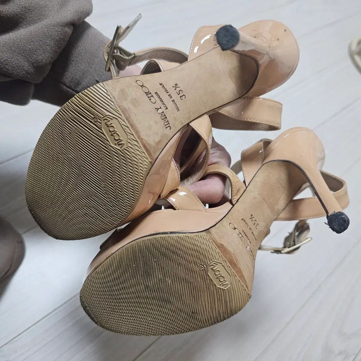 ジミーチュウ ベージュ色 サンダル ヒール