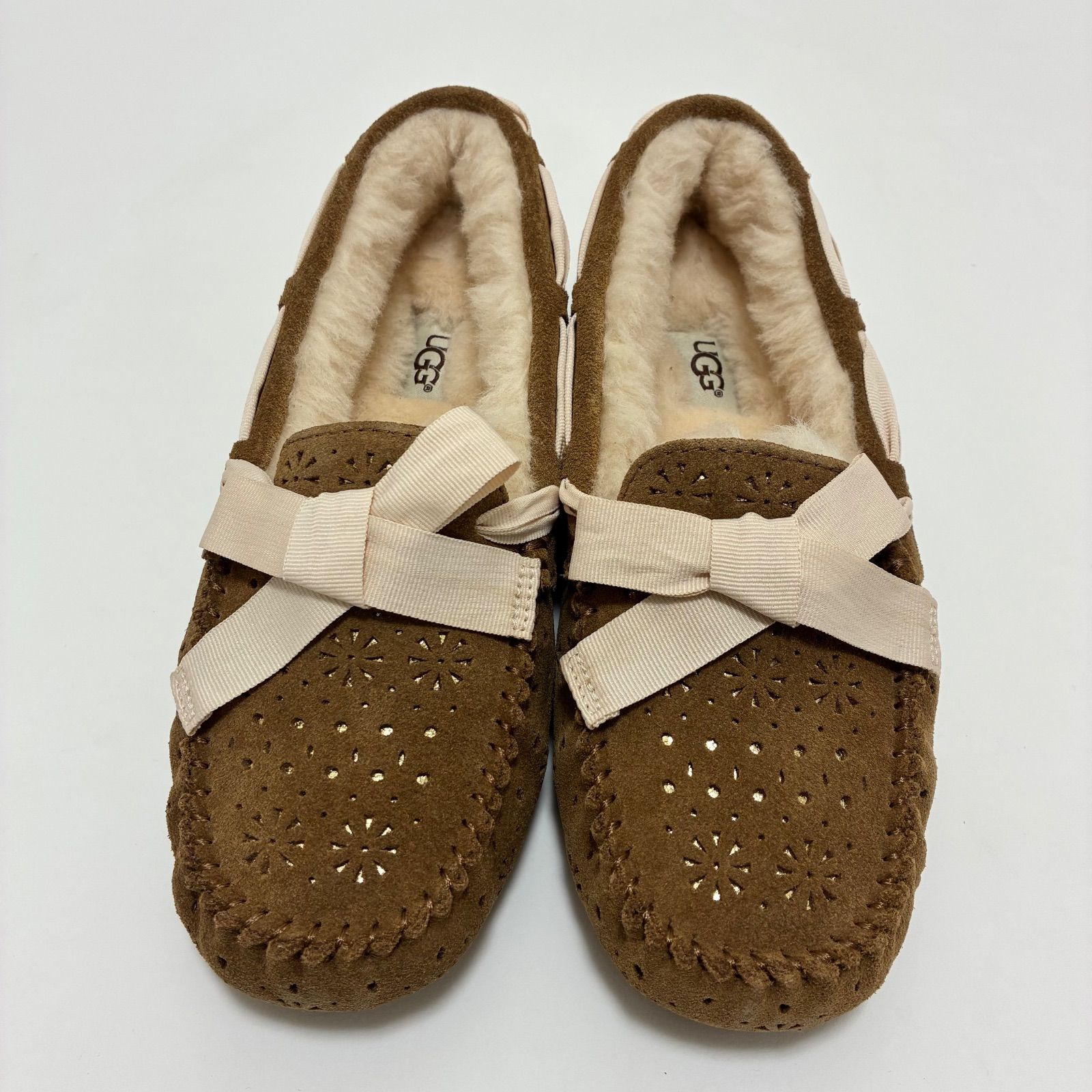 UGG アグ ︎W DAKOTA PERF サンシャインパーフ 25 cm チェスナット ダコタ リボン ドライビングシューズ ローファー