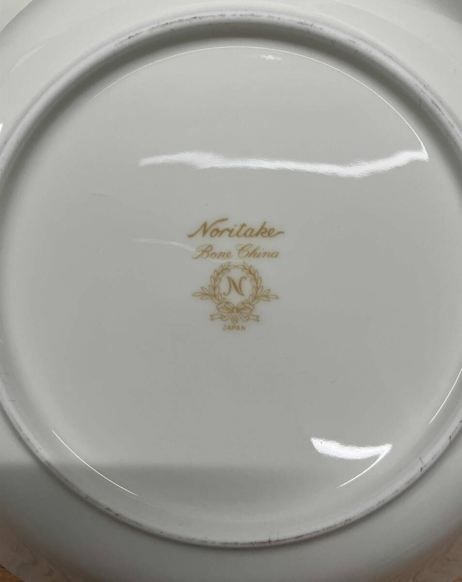 エンボスホワイト