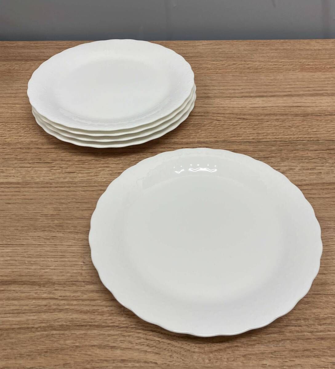 エンボスホワイト