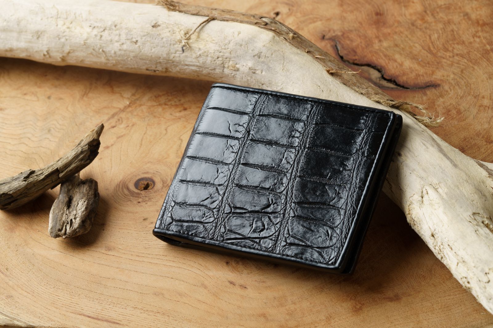  黒の クロコダイル二つ折り財布 シャイニングレザー 金運アップ風水付き 上質コンパクト財布 ミニ財布 コンパクト財布 財布 ケース 小物入れ
