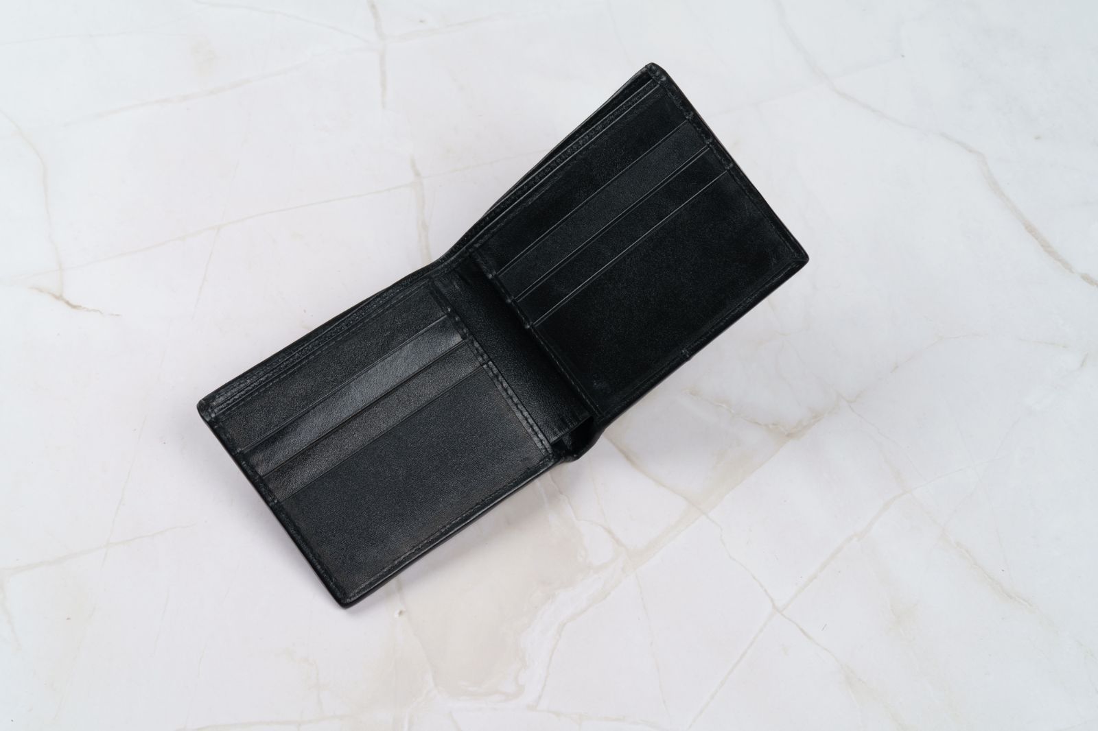 黒の クロコダイル二つ折り財布