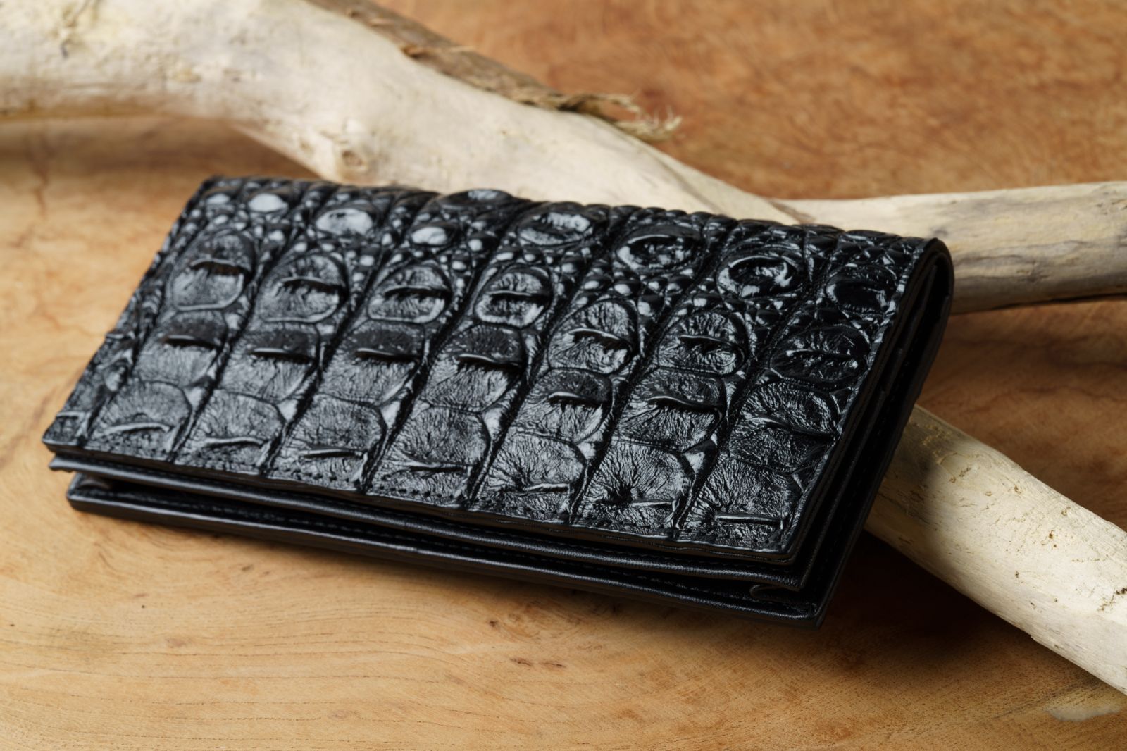 クロコダイルの黒が宿す財運と品格｜薄型シャイニングクロコダイル長財布