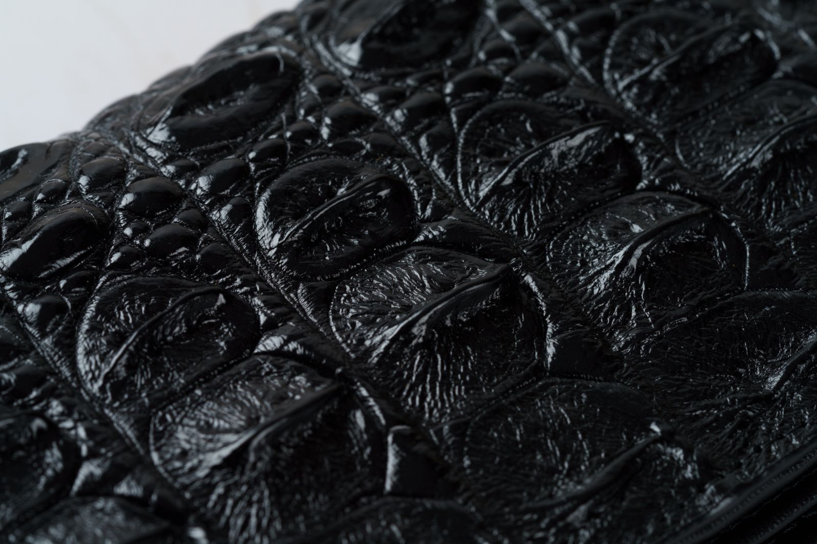 クロコダイルの黒が宿す財運と品格｜薄型シャイニングクロコダイル長財布