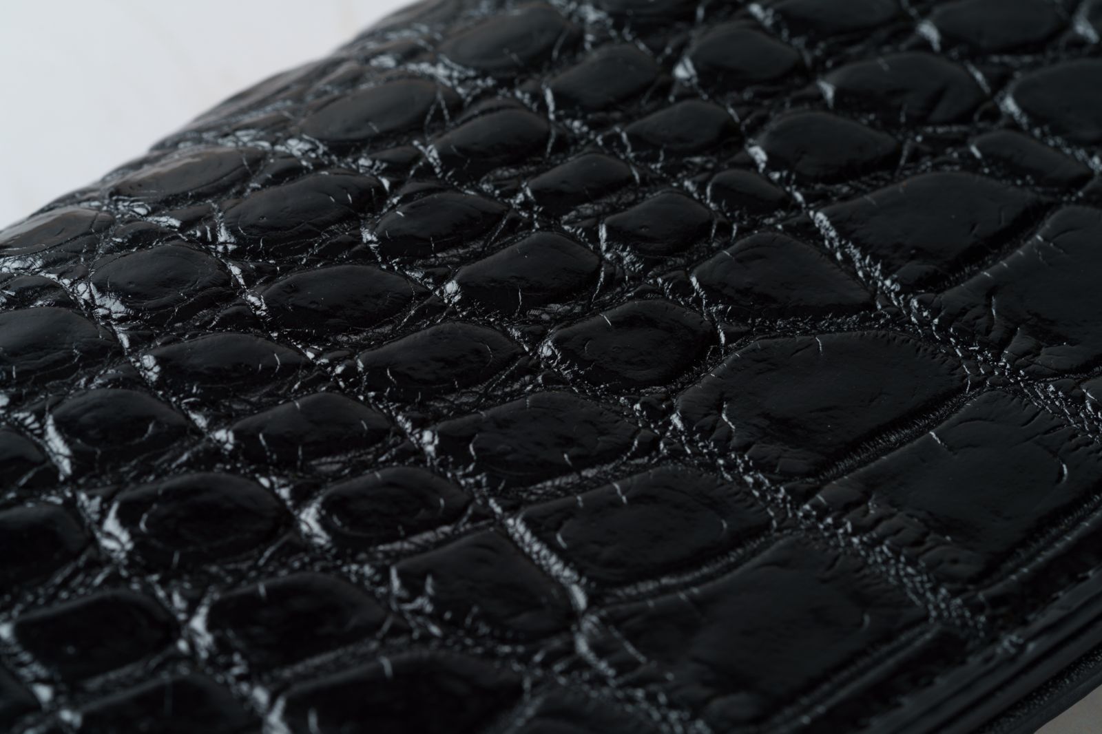 クロコダイルの黒が宿す財運と品格｜薄型シャイニングクロコダイル長財布