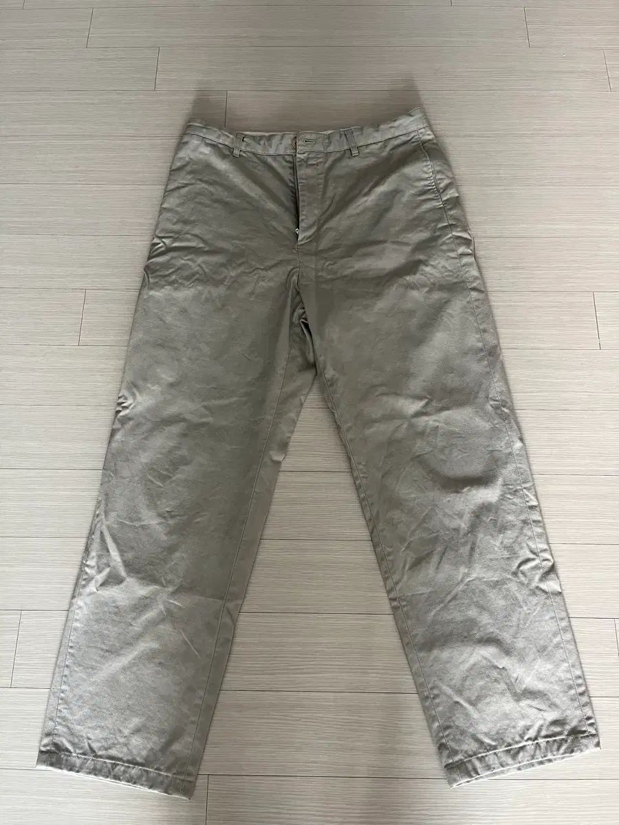 ポッタリー テーパード チノ パンツ グレーレイ