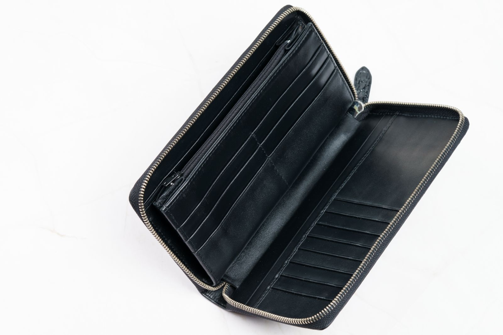 一生を共にする黒の品格 クロコダイル腹革ラウンドファスナー長財布