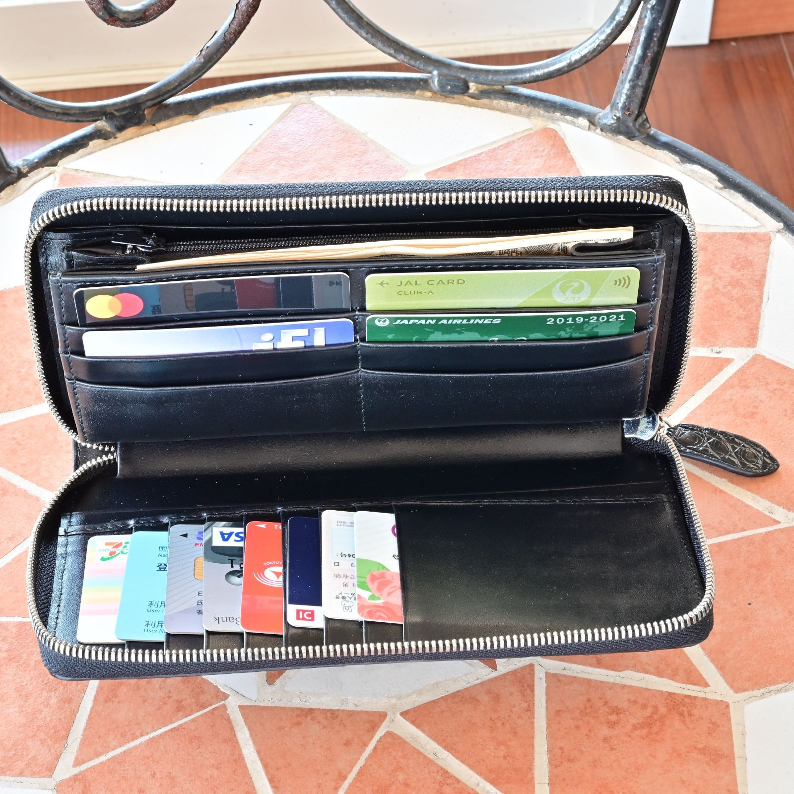 クロコダイル腹革ラウンドファスナー長財布 大容量設計