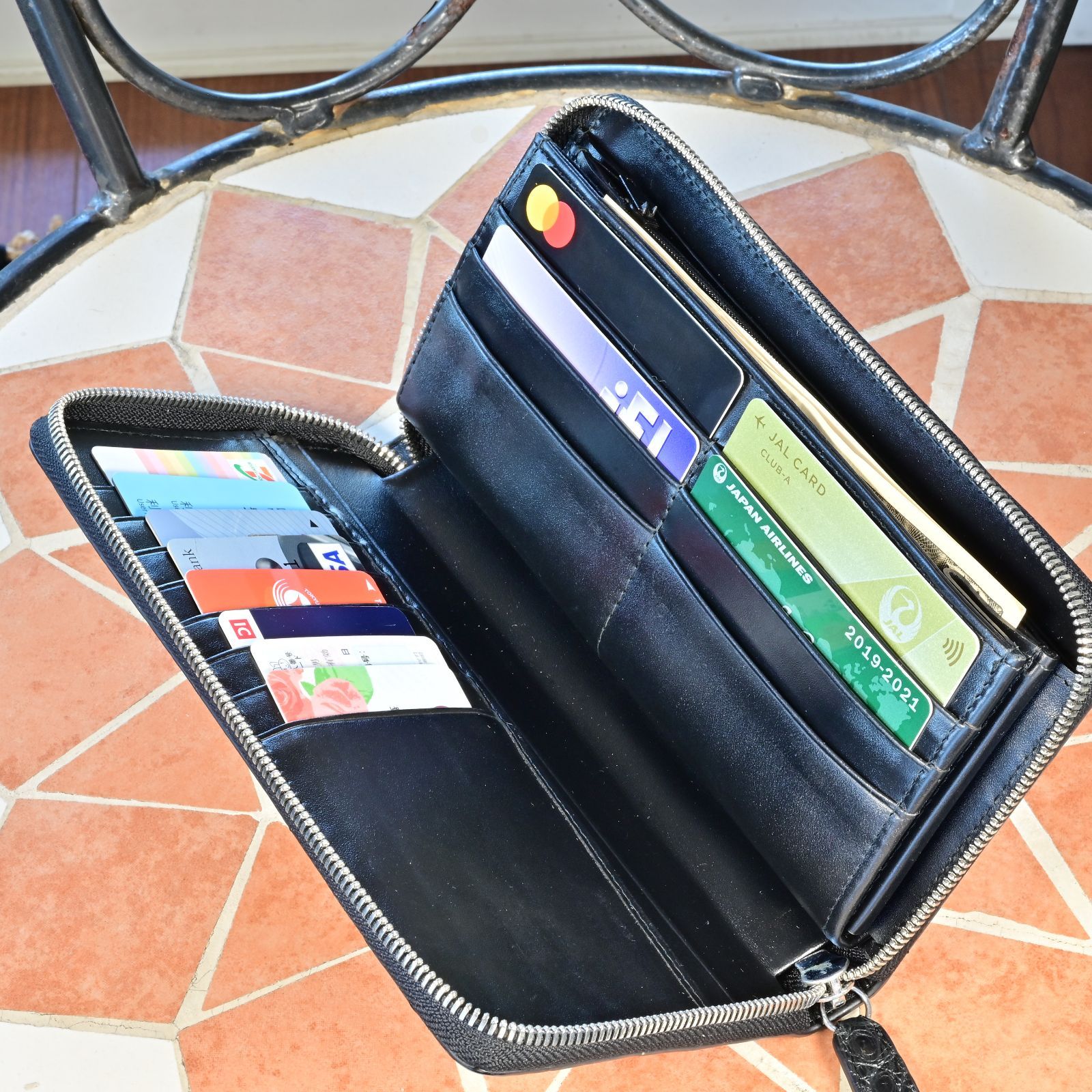 クロコダイル腹革ラウンドファスナー長財布 大容量設計